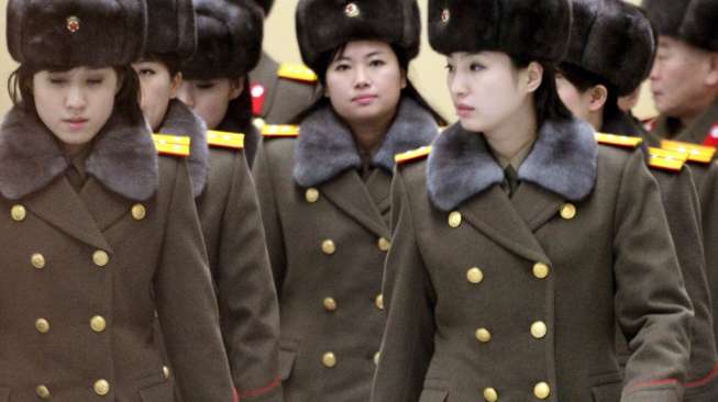 Para personel Band Moranbong asal Korea Utara berkunjung ke Beijing, Cina. Sayang, rencana manggung band yang seluruh anggotanya perempuan ini mendadak batal. [Reuters]