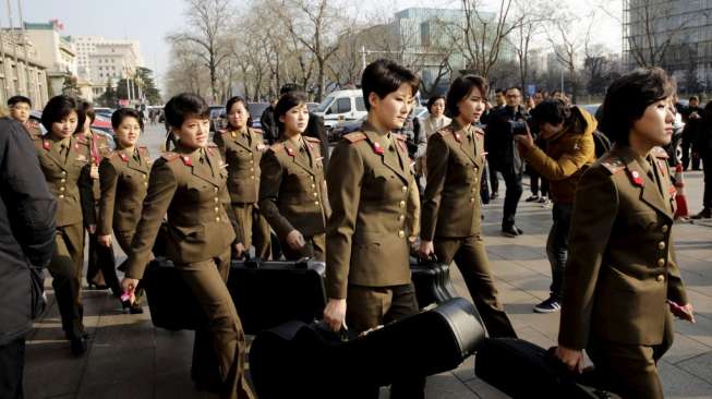 Para personel Band Moranbong asal Korea Utara berkunjung ke Beijing, Cina. Sayang, rencana manggung band yang seluruh anggotanya perempuan ini mendadak batal. [Reuters]