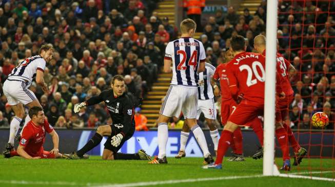 Pemain West Brom Craig Dawson mencetak gol ke gawang Liverpool. Reuters / Phil Noble Livepic