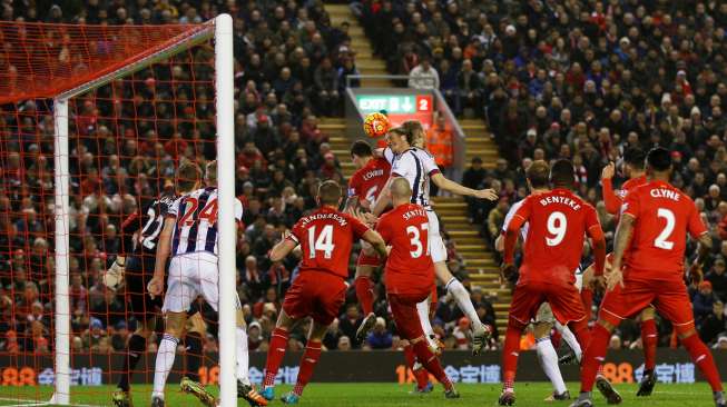 Jonas Olsson mencetak gol kedua West Brom ke gawang Liverpool. Reuters / Carl Recine Livepic