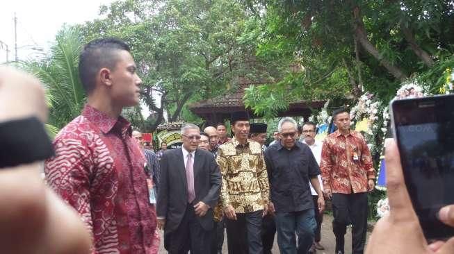 Jokowi Melayat, Langsung Salatkan Jenazah Suhardiman