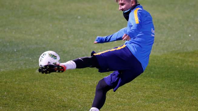 Bintang Barcelona, Lionel Messi beraksi saat latihan di Yokohama. Reuters/Toru Hanai