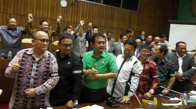 Dalam aksinya, para anggota lintas fraksi DPR mengenakan pita hitam di lengan kiri.