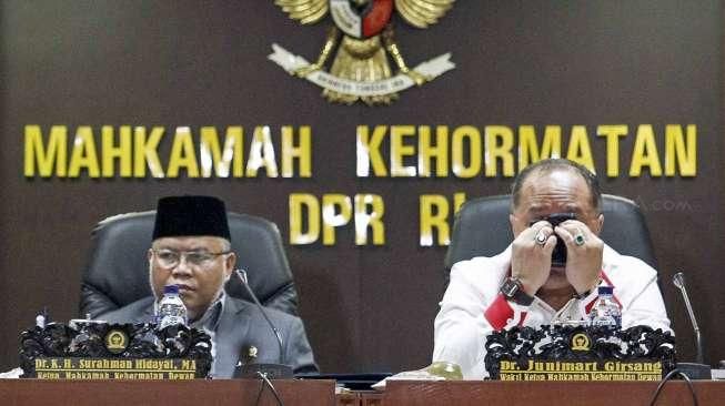 Ketua MKD Surahman Hidayat dan Wakil Ketua MKD Junimart Girsang dalam sidang Mahkamah Kehormatan Dewan (MKD) di gedung DPR kompleks Parlemen, Senayan, Jakarta, Rabu (16/12). [Kurniawan Mas'ud]