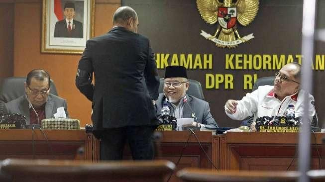 Ketua MKD Surahman Hidayat dan Wakil Ketua MKD Junimart Girsang dalam sidang Mahkamah Kehormatan Dewan (MKD) di gedung DPR kompleks Parlemen, Senayan, Jakarta, Rabu (16/12). [Kurniawan Mas'ud]