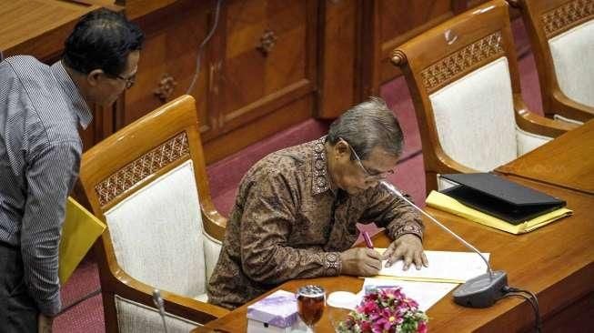 Dua Capim KPK, Busyro Muqoddas dan Laode Muhammad Syarif mengikuti uji kelayakan dan kepatutan capim Komisi Pemberantasan Korupsi (KPK) di Komisi III DPR, Kompleks Parlemen, Jakarta, Rabu (16/12). [Suara.com/Kurniawan Mas'ud]