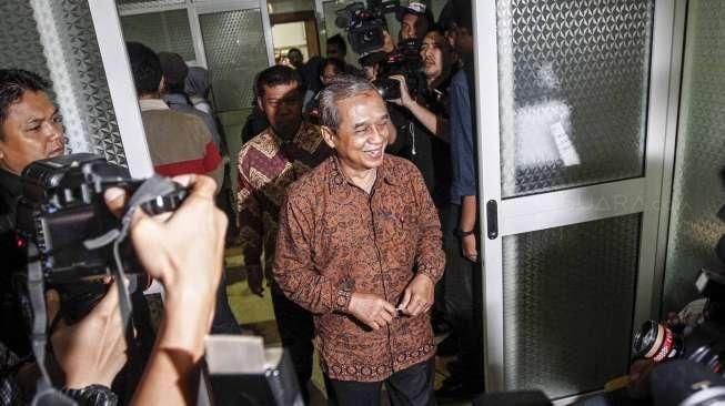 Dua Capim KPK, Busyro Muqoddas dan Laode Muhammad Syarif mengikuti uji kelayakan dan kepatutan capim Komisi Pemberantasan Korupsi (KPK) di Komisi III DPR, Kompleks Parlemen, Jakarta, Rabu (16/12). [Suara.com/Kurniawan Mas'ud]