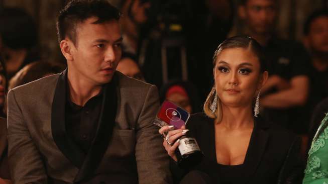 Gandeng Wijaya Saputra, Agnez Mo Bantah Tunangan