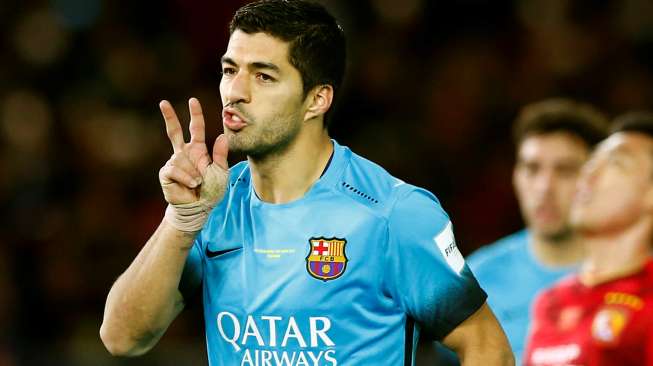 Pemain Barcelona Luis Suarez (C) melakukan selebrasi setelah mencetak gol ketiganya. Reuters /Thomas Peter