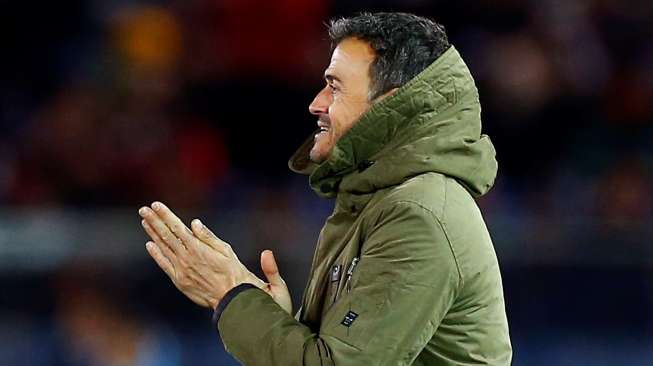 Pelatih Barcelona Luis Enrique saat skuatnya menghadapi Guangzhou Evergrande. Reuters/Thomas Peter