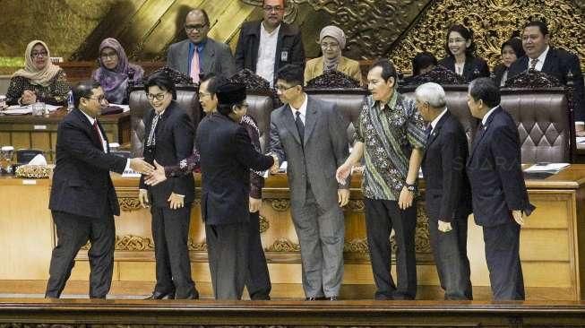 Pengesahan dilakukan setelah forum paripurna mendengarkan laporan Ketua Komisi III DPR Aziz Syamsuddin.