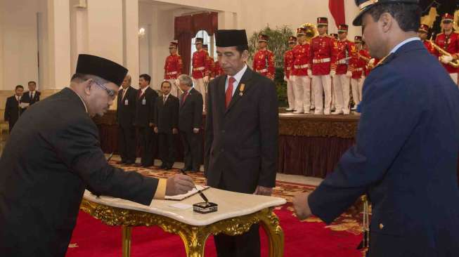 Presiden Joko Widodo resmi melantik lima anggota KY periode 2015-2020.