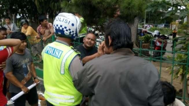 Supir Metromini Paksa Para Penumpang Turun di Terminal Blok M