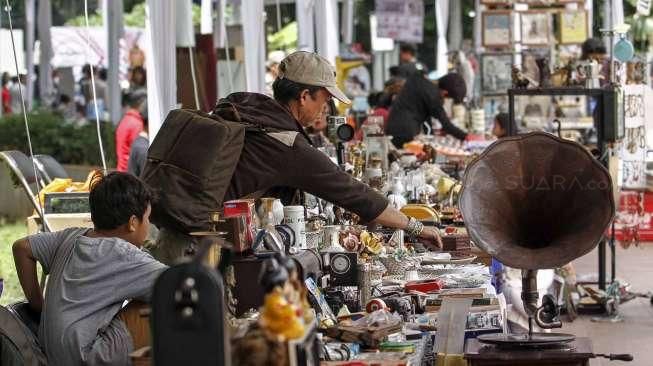 Para penggemar dan kolektor barang antik tampak menyaksikan pagelaran bertajuk 'Jakarta Vintage Weekend Market', di Tugu Proklamasi, Jakarta, Minggu (20/12/2015). [Suara.com/Kurniawan Mas'ud]