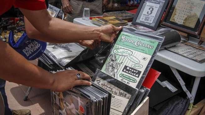 Para penggemar dan kolektor barang antik tampak menyaksikan pagelaran bertajuk 'Jakarta Vintage Weekend Market', di Tugu Proklamasi, Jakarta, Minggu (20/12/2015). [Suara.com/Kurniawan Mas'ud]