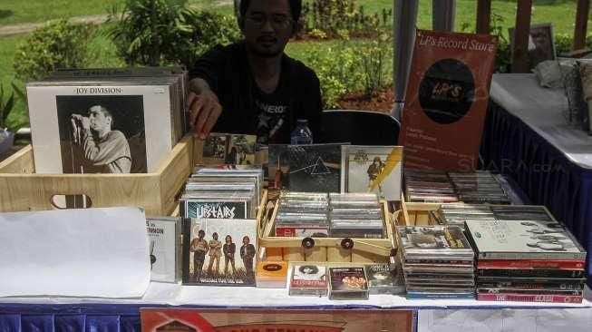 Para penggemar dan kolektor barang antik tampak menyaksikan pagelaran bertajuk 'Jakarta Vintage Weekend Market', di Tugu Proklamasi, Jakarta, Minggu (20/12/2015). [Suara.com/Kurniawan Mas'ud]