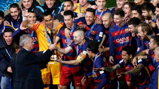 Kapten Barcelona Andres Iniesta menerima Piala Dunia Antarklub. Reuters / Issei Kato Livepic