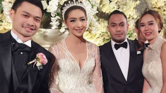 Aura Kasih Mesra dengan Lelaki Bukan Glenn di Resepsi Nabila