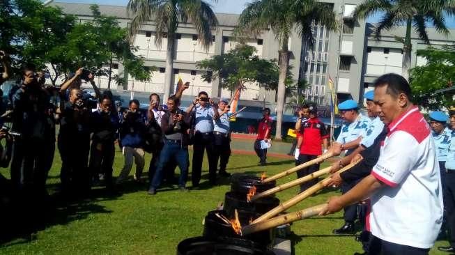 Dirjen Lapas Musnahkan HP di Lapas Cipinang