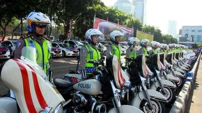 Kepolisian Republik Indonesia melakukan apel gelar pasukan Operasi Lilin 2015, menjelang perayaan Natal dan Tahun Baru, di lapangan Polda Metro Jaya, Rabu (23/12).