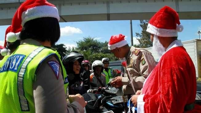 Polres Jakbar Bagikan Bunga dan Masker