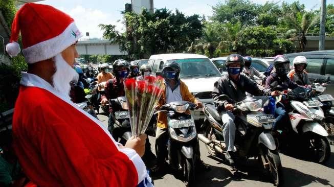 Polres Jakbar Bagikan Bunga dan Masker