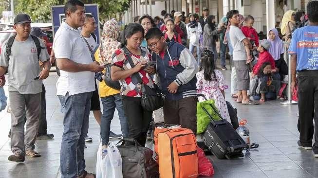 Antrean calon penumpang terlihat ramai di Stasiun Pasar Senen, Jakarta, Rabu (23/12/2015), memasuki libur Natal dan akhir tahun. [Suara.com/Kurniawan Mas'ud]