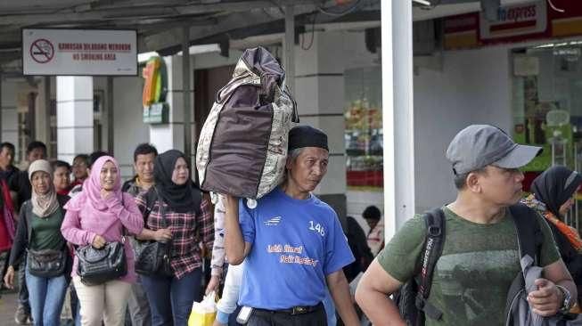 Antrean calon penumpang terlihat ramai di Stasiun Pasar Senen, Jakarta, Rabu (23/12/2015), memasuki libur Natal dan akhir tahun. [Suara.com/Kurniawan Mas'ud]