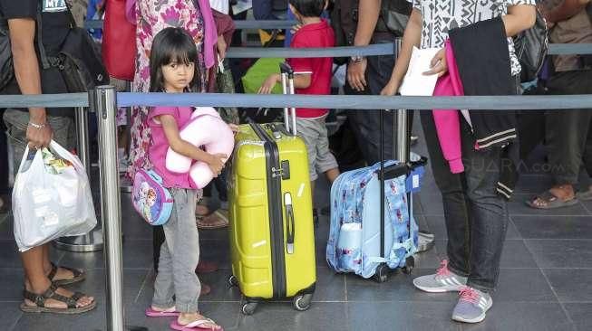 Antrean calon penumpang terlihat ramai di Stasiun Pasar Senen, Jakarta, Rabu (23/12/2015), memasuki libur Natal dan akhir tahun. [Suara.com/Kurniawan Mas'ud]