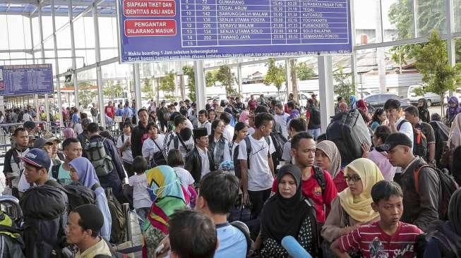 Antrean calon penumpang terlihat ramai di Stasiun Pasar Senen, Jakarta, Rabu (23/12/2015), memasuki libur Natal dan akhir tahun. [Suara.com/Kurniawan Mas'ud]