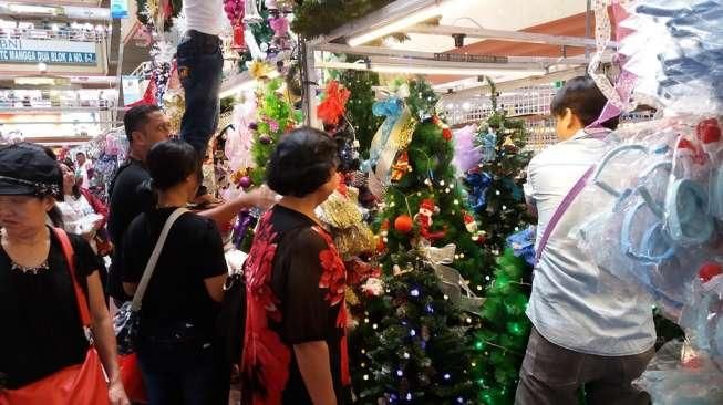 Rayakan Natal Masyarakat Berburu Pernak Pernik di Mangga Dua