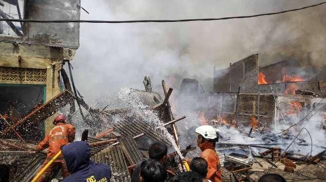 Kebakaran di Tebet Hanguskan 60 Rumah, Korban Nangis