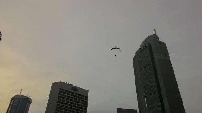 Lima Paramotor Terbang dari Monas Turun di Senayan