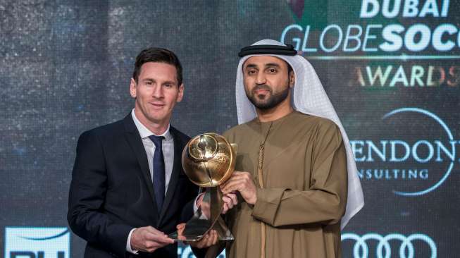 Bintang Barcelona Lionel Messi meraih penghargaan Pemain Terbaik Tahun ini versi Globe Soccer Awards di Dubai, Minggu (27/12/2015). Reuters/Globe Soccer/Handout