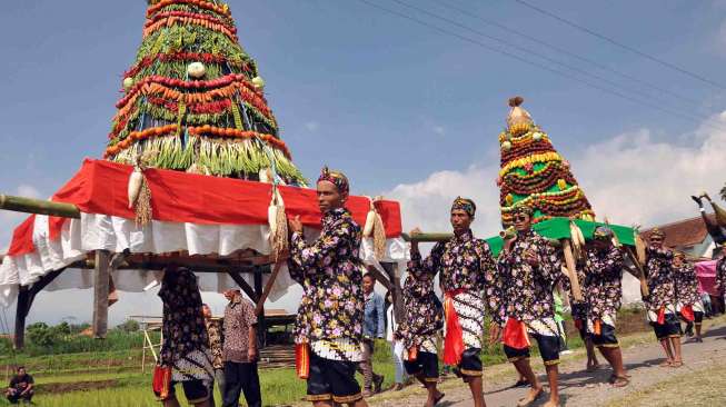 Tradisi Grebek Bebek Bentisan merupakan tradisi tahunan warga setempat yang sebagian besar peternak bebek.