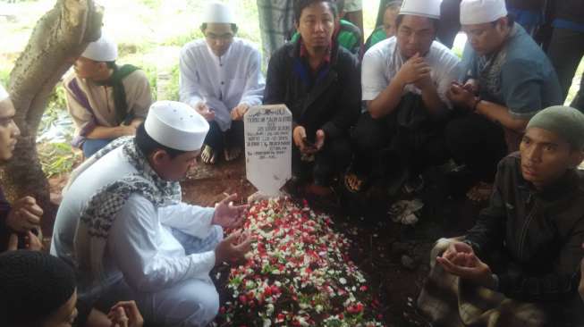 Guru Spiritual Olga dan Jupe Dimakamkan di Samping Makam Ortu