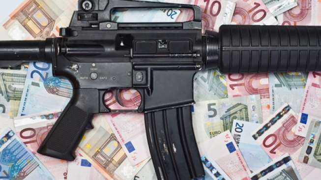 Ilustrasi uang dan senjata (Shutterstock).