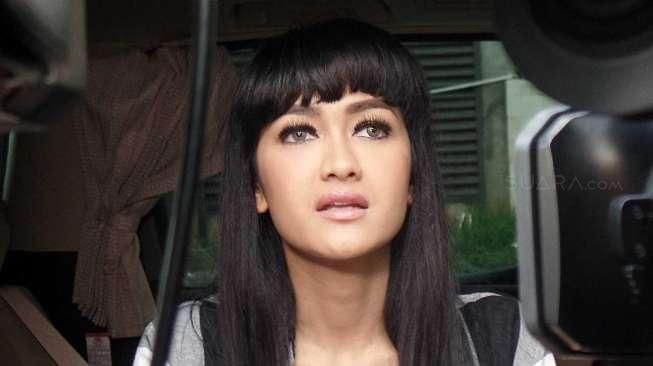  Alphard  Ditumpangi Jupe dan Ayu  Ting Ting  Dihajar Truk