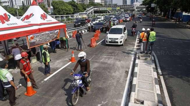 Dinas Bina Marga DKI Jakarta hari ini melakukan uji coba open traffic Flyover Kuningan sisi Selatan.  