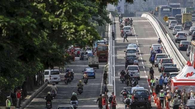 Lagi Gabut, Driver Ojol Ajak Penumpang Bolak-balik di Flyover Kuningan