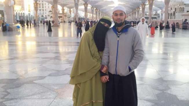 Tutup 2015, Shireen dan Wisnu Umbar Kemesraan di Depan Kabah