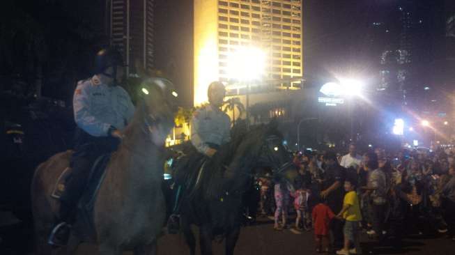 Stres Dengan Keriuhan Tahun Baru, Kuda Polisi Mengamuk