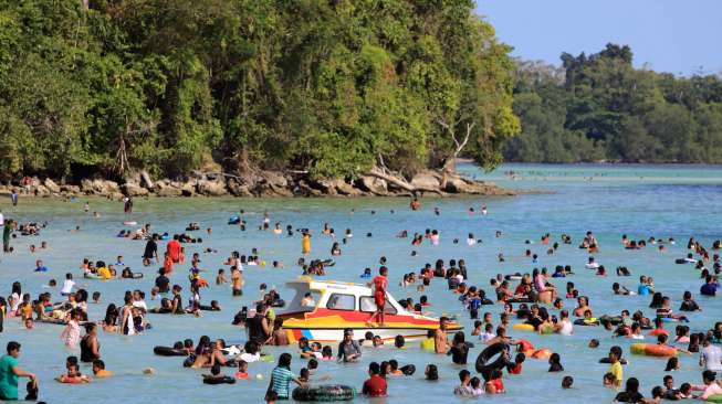 Liburan di Pantai Ambon (Antara/Izaac Mulyawan)