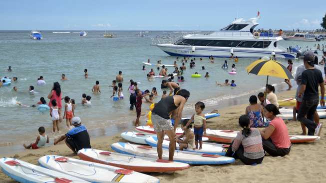 Pantai Sanur Bali dipenuhi wisatawan (Antara/Wira Suryantala)