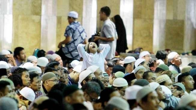 Mengajak umat Muslim untuk selalu bersholawat dan bercermin kepada sifat Nabi Muhammad SAW.