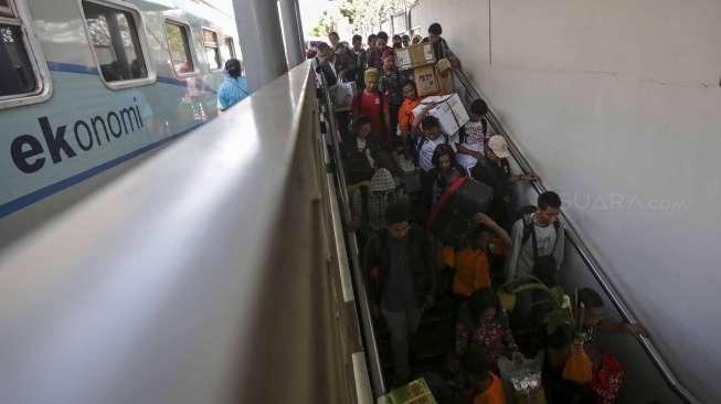 Ribuan warga Jakarta padati Stasiun Senen usai libur Natal dan Tahun Baru