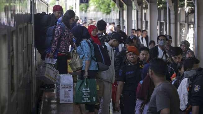 Ribuan warga Jakarta padati Stasiun Senen usai libur Natal dan Tahun Baru