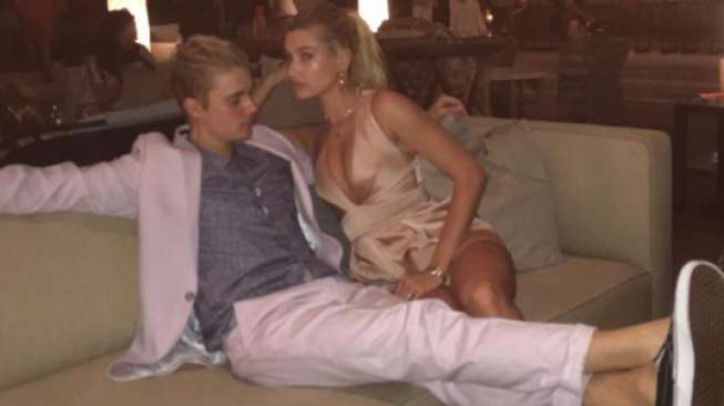 Kemesraan Justin Bieber dan hailey Baldwin. [Instagram]