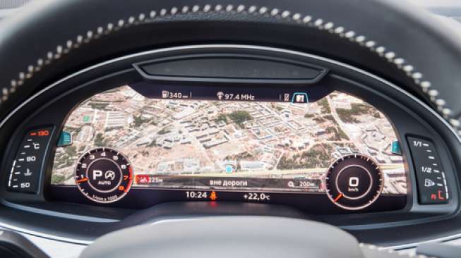 Layar pada dashboard mobil menayangkan peta dari aplikasi navigasi dari smarphone (Shutterstock).