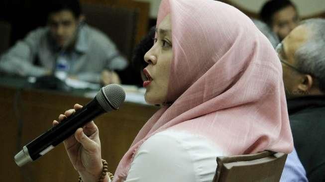 Terpidana kasus korupsi proyek di Kemenpora dan Kemendiknas Angelina Sondakh bersaksi dengan terdakwa M Nazaruddin di Pengadilan Tipikor, Jakarta, Rabu (6/1).